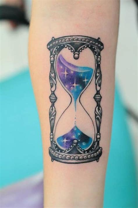 black and white traditional hourglass tattoo|20 Stunning Hourglass Tattoo Designs for Inspiration。